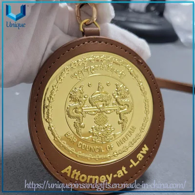 Insignia de cobre de alta calidad personalizada con función de soporte de identificación con soporte de cuero de vaca de primera capa genuino, insignia de metal de cobre de alta calidad con soporte de identificación